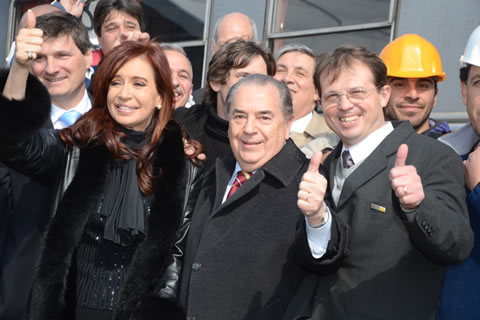 La presidente Cristina Fernández, el gobernador Oscar Jorge y el intendente de Realicó, Facundo Sola, en una gran muestra de júbilo.