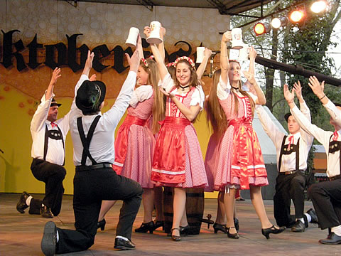 El Ballet Immer Truff de Colonia Barón, La Pampa, en la apertura de la Fiesta el viernes 28 de septiembre.