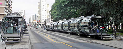 FOTO: Paradas de omnibus tubulares en Curitiba, Brasil.