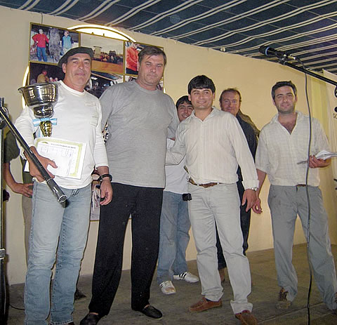 Hugo Alfonzo y Oscar Fern&aacute;ndez, presidente y vice de la instituci&oacute;n junto a otros integrantes de la Comisi&oacute;n Directiva fueron los encargados de entregar los premios. El primer lugar fue para Adri&aacute;n Tassone con 81,95 puntos, trofeo que recibi&oacute; de manos del subsecretario de Asuntos Agrarios Enrique Schmidt.
