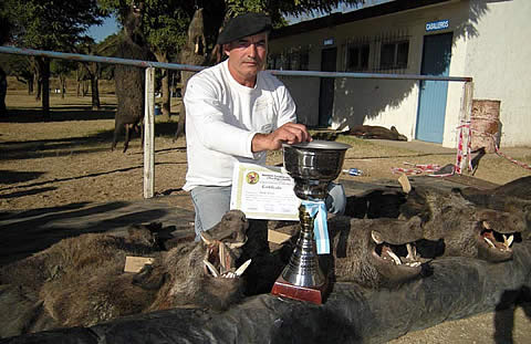 El ganador, Adrián Tassone, presentó los dos trofeos de mayor puntaje y uno de ellos fue descalificado. Hubo silbidos en la entrega de premios y luego también fue increpado por otros cazadores.