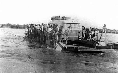 Antigua balsa con la que se cruzaba el R&iacute;o Colorado entre Catriel y 25 de Mayo, antes de la obra del Puente Dique Punto Unido.
