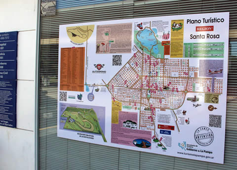 La SecTur promociona el aut&oacute;dromo con planos en los accesos a la ciudad