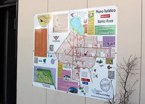 La SecTur promociona el aut&oacute;dromo con planos en los accesos a la ciudad