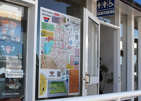 La SecTur promociona el aut&oacute;dromo con planos en los accesos a la ciudad