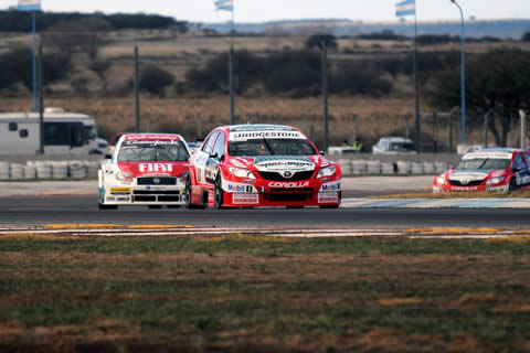 Rossi al frente (Toyota Corolla) con Ardusso detr&aacute;s (Fiat L&iacute;nea).
