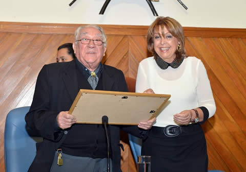 Norma Durango le hizo entrega a Morisoli de la distinción que fue el motivo del sentido homenaje “Personalidad destacada de la cultura” y los distintos bloques políticos le entregaron reconocimientos.