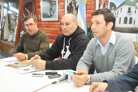 El secretario de Turismo, Santiago Ams&eacute;, junto al director de Deportes, An&iacute;bal Bert&oacute;n