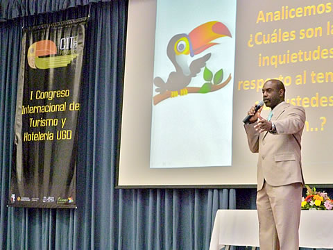 El prof. Abreu junto a Gonzalo Casanova Ferro y Ver&oacute;nica Llambrich del MinTur