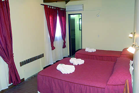 La Reserva Natural cuenta con un complejo de cuatro caba&ntilde;as para alojamiento, con detalles de confort hotelero: camas con sommier, aire acondicionado, ropa blanca, desayunador, cafetera el&eacute;ctrica, frigobar...